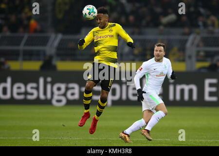 Dortmund, Germania. Il 9 dicembre, 2017. Pierre-Emerick Aubameyang (L) teste per la balll durante la Bundesliga match tra Borussia Dortmund e SV Werder Bremen al Signal Iduna Park di Dortmund, Germania, il 9 dicembre, 2017. Dortmund perso 1-2. Credito: Joachim Bywaletz/Xinhua/Alamy Live News Foto Stock