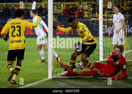 Dortmund, Germania. Il 9 dicembre, 2017. Pierre-Emerick Aubameyang (C) del Borussia Dortmund punteggi durante la Bundesliga match tra Borussia Dortmund e SV Werder Bremen al Signal Iduna Park di Dortmund, Germania, il 9 dicembre, 2017. Dortmund perso 1-2. Credito: Joachim Bywaletz/Xinhua/Alamy Live News Foto Stock