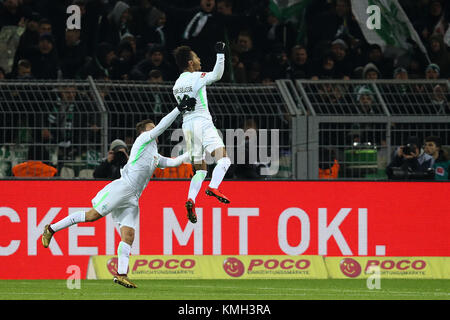 Dortmund, Germania. Il 9 dicembre, 2017. Theodor Gebre Selassie (R) di SV Werder Bremen celebrare rigature durante la Bundesliga match tra Borussia Dortmund e SV Werder Bremen al Signal Iduna Park di Dortmund, Germania, il 9 dicembre, 2017. Il Werder Brema ha vinto 2-1. Credito: Joachim Bywaletz/Xinhua/Alamy Live News Foto Stock