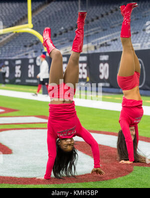Houston, TX, Stati Uniti d'America. Decimo Dec, 2017. Ginnasta olimpionica Simone Biles passeggiate sulle sue mani per il divertimento mentre la preparazione per eseguire come un membro onorario della Houston Texans Cheerleaders al NFL di una partita di calcio tra la Houston Texans e San Francisco 49ers a NRG Stadium di Houston, TX. Trask Smith/CSM/Alamy Live News Foto Stock