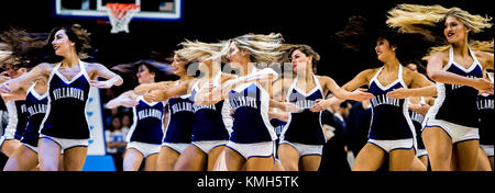 Philadelphia, Pennsylvania, USA. 9 maggio 2014. Dicembre 10, 2017: La danza di Villanova Team intrattiene la folla durante il match tra i Villanova Wildcats e La Salle esploratori presso la Wells Fargo Center su dicembre 10, 2017 in Philadelphia, PA. ( Foto da Scott Serio/ESW/CSM/Alamy Live News Foto Stock