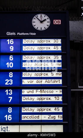 Francoforte sul Meno, Germania - 10 DIC 2017: Alla partenza del treno pianificazione alla stazione principale di Francoforte mostra enormi ritardi e molti treno cancellazioni. L insorgenza di inverno con forti nevicate anche fino alle pianure della Germania hanno causato gravi ritardi a europeo treno intercity di traffico. Alcuni treni hanno raggiunto la loro destinazione finale solo con un ritardo di diverse ore e ha lasciato centinaia di viaggiatori strandred in transito. Credito: Erik Tham / Alamy Live News Foto Stock