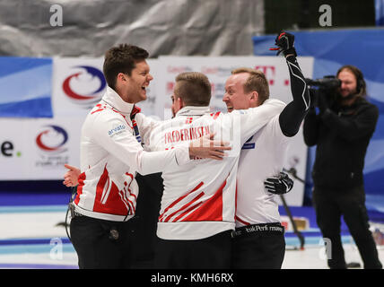 Pilsen, Repubblica Ceca. Decimo Dec, 2017. Danimarca i giocatori di celebrare la vittoria dopo una qualificazione olimpica match di curling per 2018 Olimpiadi invernali di Pyeongchang tra uomini squadre provenienti dalla Danimarca e Repubblica ceca a Pilsen, Repubblica Ceca, a Dic. 10, 2017. Credito: Shan Yuqi/Xinhua/Alamy Live News Foto Stock