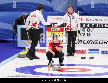 Pilsen, Repubblica Ceca. Decimo Dec, 2017. La Repubblica ceca è Lukas Klima compete durante una qualificazione olimpica match di curling per 2018 Olimpiadi invernali di Pyeongchang tra uomini squadre provenienti dalla Danimarca e Repubblica ceca a Pilsen, Repubblica Ceca, a Dic. 10, 2017. Credito: Shan Yuqi/Xinhua/Alamy Live News Foto Stock