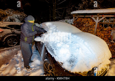 Flintshire, il Galles del Nord, 11 dicembre 2017, UK Meteo. Con una Met Office avviso di colore giallo per condizioni di gelo per molti oggi. Pendolari si scia fino a un hard-neve e ghiaccio nero e di ciò che la stampa sta chiamando "Black Monday". Un " commuter " a partire presto per cancellare le vetture su un driver titolo di neve e ghiaccio prima di tentare di fare il tragitto per recarsi al lavoro nel villaggio di Lixwm, Flintshire © DGDImages/Alamy Live News Foto Stock