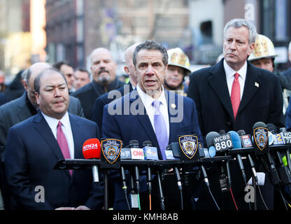 (171211) -- NEW YORK, Dicembre 11, 2017 (Xinhua) -- New York stato governatore Andrew M. Cuomo (C) parla durante una conferenza stampa presso il sito del blast in New York, Stati Uniti, a Dic. 11, 2017. Quattro persone sono state ferite in un'esplosione in un passaggio nei pressi di Times Square Manhattan a New York City inizio lunedì mattina. Intorno a 7:20 del mattino ora locale, un 27-anno-vecchio uomo che aveva improvvisato, low-tech dispositivo esplosivo attaccato al suo corpo, intenzionalmente fatte detonare il dispositivo, ferendo se stesso e altri tre, New York City il commissario di polizia James O'Neil ha detto in una conferenza stampa tenuta n Foto Stock