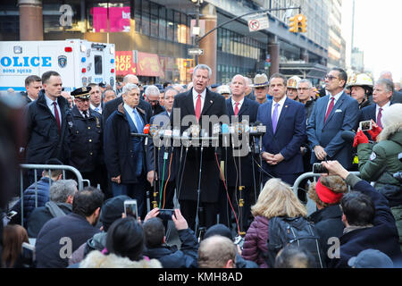 (171211) -- NEW YORK, Dicembre 11, 2017 (Xinhua) -- New York del sindaco Bill de Blasio (C) parla durante una conferenza stampa presso il sito del blast in New York, Stati Uniti, a Dic. 11, 2017. Quattro persone sono state ferite in un'esplosione in un passaggio nei pressi di Times Square Manhattan a New York City inizio lunedì mattina. Intorno a 7:20 del mattino ora locale, un 27-anno-vecchio uomo che aveva improvvisato, low-tech dispositivo esplosivo attaccato al suo corpo, intenzionalmente fatte detonare il dispositivo, ferendo se stesso e altri tre, New York City il commissario di polizia James O'Neil detto nel corso di una conferenza stampa svoltasi nei pressi del Foto Stock