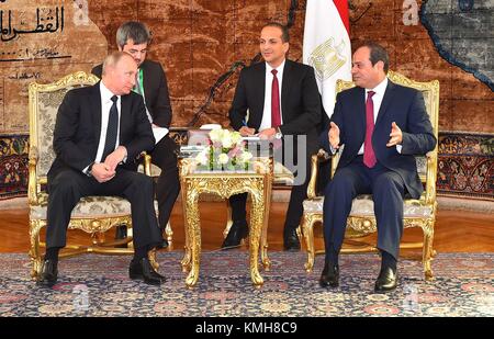 Il Cairo. Undicesimo Dec, 2017. Il Presidente egiziano Abdel-Fattah al-Sisi (R) anteriore incontra il suo omologo in visita Vladimir Putin (L, anteriore) del Cairo in Egitto a Dic. 11, 2017. Credito: MENA/Xinhua/Alamy Live News Foto Stock