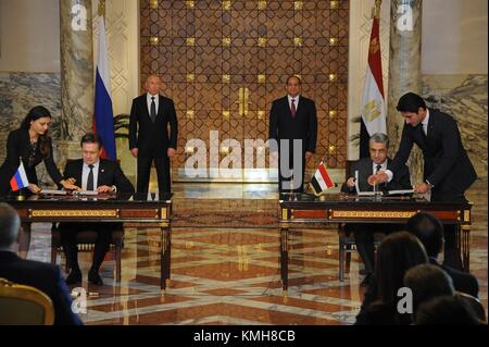 Il Cairo, Egitto la prima centrale nucleare a Il Cairo. Undicesimo Dec, 2017. Il Presidente egiziano Abdel-Fattah al-Sisi (R, indietro) e la sua controparte in visita Vladimir Putin (L, retro) testimoniano la firma di un accordo per la costruzione dell'Egitto prima centrale nucleare del Cairo in Egitto a Dic. 11, 2017. Credito: MENA/Xinhua/Alamy Live News Foto Stock