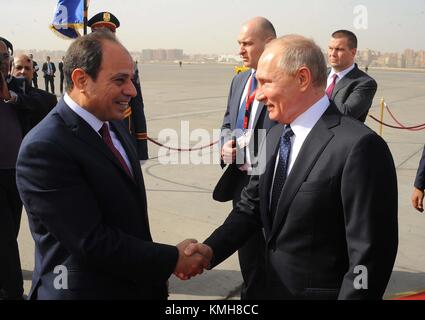 Il Cairo. Undicesimo Dec, 2017. Il Presidente egiziano Abdel-Fattah al-Sisi (L, anteriore) accoglie il suo omologo in visita Vladimir Putin (R) anteriore del Cairo in Egitto a Dic. 11, 2017. Credito: MENA/Xinhua/Alamy Live News Foto Stock