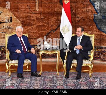 Il Cairo, Egitto. Undicesimo Dec, 2017. Il Presidente egiziano Abdel-Fattah al-Sisi (R) si riunisce con la visita del presidente palestinese Mahmoud Abbas al Cairo, in Egitto, a Dic. 11, 2017. Il Presidente egiziano Abdel-Fattah al-Sisi ha sottolineato il lunedì il suo paese la ferma presa di posizione sulla necessità di preservare i presupposti giuridici e storici status di Gerusalemme in occasione di un incontro con il presidente palestinese Mahmoud Abbas al Cairo. Credito: MENA/Xinhua/Alamy Live News Foto Stock