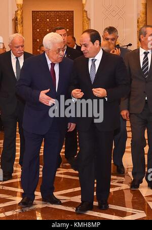 Il Cairo, Egitto. Undicesimo Dec, 2017. Il Presidente egiziano Abdel-Fattah al-Sisi (R, anteriore) parla con la visita del presidente palestinese Mahmoud Abbas (L, anteriore) del Cairo in Egitto, a Dic. 11, 2017. Il Presidente egiziano Abdel-Fattah al-Sisi ha sottolineato il lunedì il suo paese la ferma presa di posizione sulla necessità di preservare i presupposti giuridici e storici status di Gerusalemme in occasione di un incontro con il presidente palestinese Mahmoud Abbas al Cairo. Credito: MENA/Xinhua/Alamy Live News Foto Stock