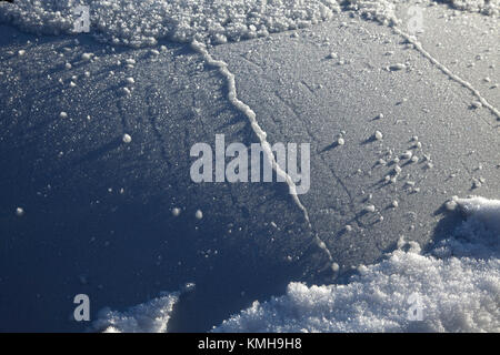 Tadworth, Surrey, Regno Unito. 12 Dic, 2017. Durante la notte la neve si è bloccato su vetture le loro strade private a temperature di meno 7 C ma il sole fa pretty patterns nella luce del mattino Credito: Motofoto/Alamy Live News Foto Stock