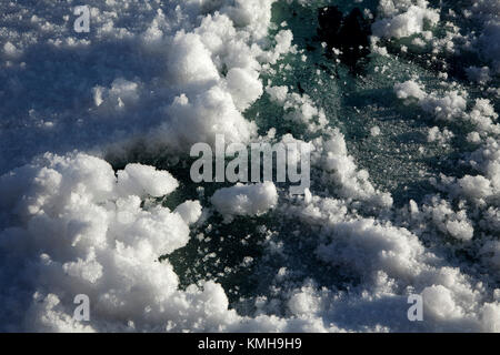 Tadworth, Surrey, Regno Unito. 12 Dic, 2017. Durante la notte la neve si è bloccato su vetture le loro strade private a temperature di meno 7 C ma il sole fa pretty patterns nella luce del mattino Credito: Motofoto/Alamy Live News Foto Stock