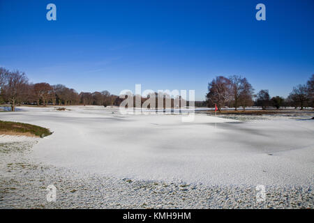 Tadworth, Surrey, Regno Unito. 12 Dic, 2017. Durante la notte la neve si è bloccato il campo da golf a Walton Heath come temperature di meno 7 C si è bloccato il fairway e green. Ma il sole basso rende abbastanza motivi sul fairway. Credito: Motofoto/Alamy Live News Foto Stock