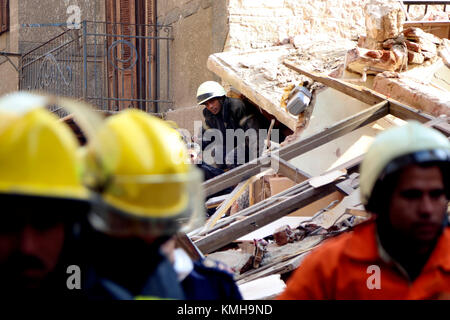 Il Cairo, Egitto. 12 Dic, 2017. Soccorritori lavoro presso il sito di un edificio crollare Shobra borough del Cairo in Egitto il 12 dicembre, 2017. Almeno due persone sono state uccise e sei sono stati feriti in incidenti, secondo i media locali. Credito: Ahmed Gomaa/Xinhua/Alamy Live News Foto Stock