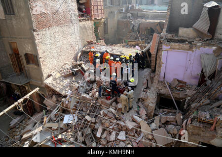 Il Cairo, Egitto. 12 Dic, 2017. Soccorritori lavoro presso il sito di un edificio crollare Shobra borough del Cairo in Egitto il 12 dicembre, 2017. Almeno due persone sono state uccise e sei sono stati feriti in incidenti, secondo i media locali. Credito: Ahmed Gomaa/Xinhua/Alamy Live News Foto Stock