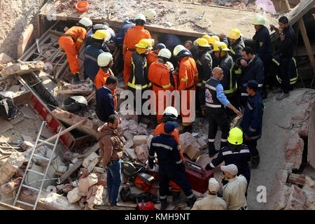 Il Cairo, Egitto. 12 Dic, 2017. Soccorritori lavoro presso il sito di un edificio crollare Shobra borough del Cairo in Egitto il 12 dicembre, 2017. Almeno due persone sono state uccise e sei sono stati feriti in incidenti, secondo i media locali. Credito: Ahmed Gomaa/Xinhua/Alamy Live News Foto Stock