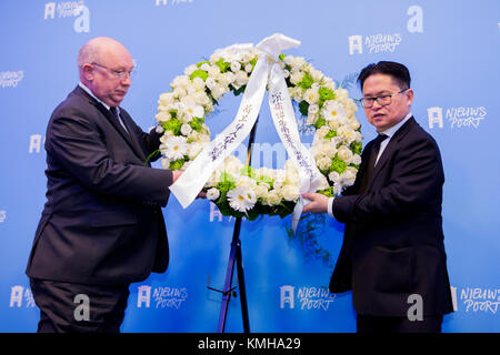 (171212) -- L'Aia, il 12 dic. 2017 (Xinhua) -- Henk Kool (L), Presidente della Società di amicizia Netherlands-China (VNC in olandese) e Zhong Linchang, responsabile dell Associazione di cucina Cantonese Business nei Paesi Bassi, deporre una corona a piangere le vittime del massacro di Nanjing durante un memoriale all'Aia, nei Paesi Bassi, il 12 dicembre, 2017. Alcuni 200 Il popolo cinese e gli studenti che vivono nei Paesi Bassi ha partecipato ad un memoriale del massacro di Nanjing, terrà una giornata della Cina al "National Memorial Day per il massacro di Nanjing vittime." (Xinhua/Rick Nederstigt) Foto Stock