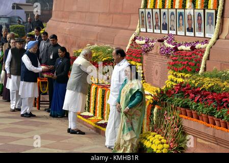 New Delhi, India. Xiii Dec, 2017. Primo Ministro indiano Narendra Modi (C) offre omaggi alle vittime del 2001 militanti attacco contro il parlamento indiano a Nuova Delhi, India, 13 dicembre 2017. Credito: Partha Sarka/Xinhua/Alamy Live News Foto Stock