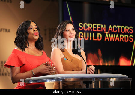 Los Angeles, Stati Uniti d'America. Xiii Dec, 2017. Le attrici Olivia Munn (R) e nipote Nash annunciare le candidature per la ventiquattresima edizione Screen Actors Guild Awards di Los Angeles, Stati Uniti, 13 dicembre 2017. I candidati per la ventiquattresima edizione Screen Actors Guild Awards (SAG) sono stati annunciati questa mattina al Pacific Design Center in West Hollywood. Credito: Li Ying/Xinhua/Alamy Live News Foto Stock