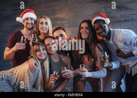 Gruppo giovane e bella gente facendo selfie nella festa di capodanno, migliori amici ragazze e ragazzi insieme divertendosi, creando uno stile di vita emotiva di persone. H Foto Stock