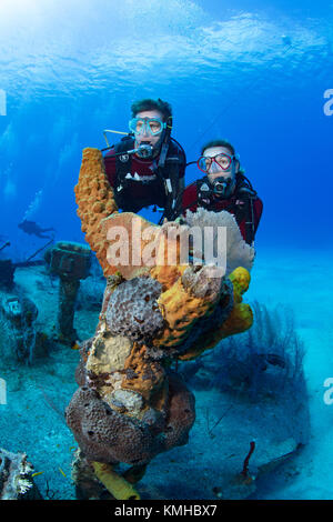 I subacquei sul relitto dell'oro verde, Grand Cayman Foto Stock