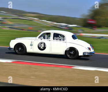 Glenn Pearson, Pietro dorlin, jaguar mk1, hrdc touring grandi, TC63, brscc, Brands Hatch, il weekend di gara, aprile 2017, british racing e auto sportive clu Foto Stock