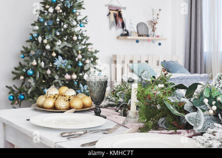 La tabella è servita per la cena di Natale in soggiorno, vista ravvicinata. Foto Stock