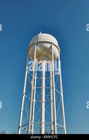 Tall municipal water tower manutenzione county residenti nelle zone rurali di Alabama, Stati Uniti d'America. Foto Stock