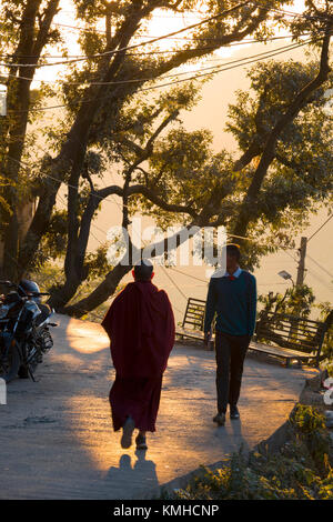 Monaco tibetano camminando per strada panoramica al tramonto in Mcleod Ganj, India Foto Stock