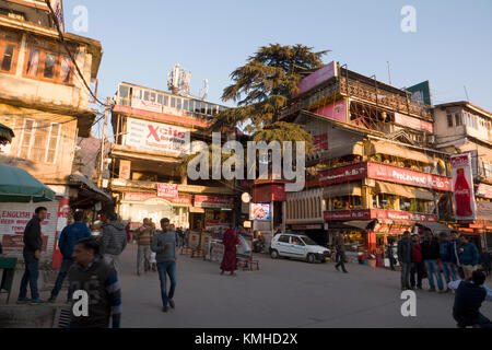 Nel tardo pomeriggio vista di persone nella piazza principale di mcleod ganj, India Foto Stock