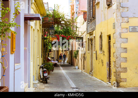 Rethymno, Grecia - 3 Maggio 2016: a piedi intorno alla vecchia cittadina Rethymno in Grecia. Architettura e attrazioni del Mediterraneo sulla isola di Creta. Restringere Foto Stock