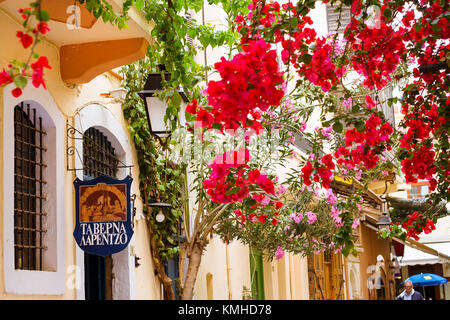 Rethymno, Grecia - 3 maggio 2016: Cartellone pubblicitario decorato su strade strette nei percorsi turistici. Passeggia per il centro storico di Rethy Foto Stock