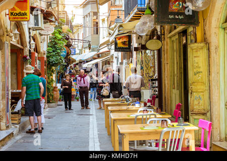 Rethymno, Grecia - 3 maggio 2016: Cartellone pubblicitario decorato su strade strette nei percorsi turistici. Passeggia per il centro storico di Rethy Foto Stock