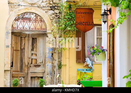 Rethymno, Grecia - 3 maggio 2016: Cartellone pubblicitario decorato su strade strette nei percorsi turistici. Passeggia per il centro storico di Rethy Foto Stock