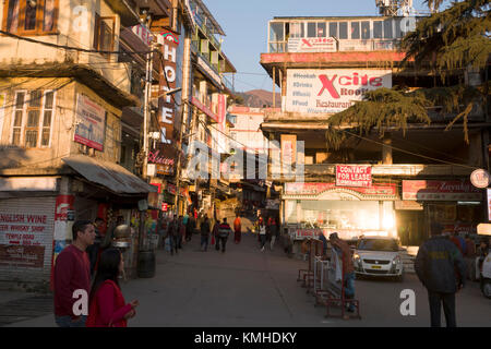 Nel tardo pomeriggio vista di persone nella piazza principale di mcleod ganj, India Foto Stock