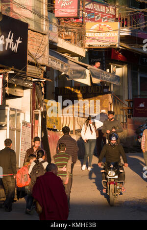 Nel tardo pomeriggio vista di persone nella piazza principale di mcleod ganj, India Foto Stock