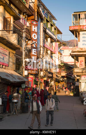 Nel tardo pomeriggio vista di persone nella piazza principale di mcleod ganj, India Foto Stock