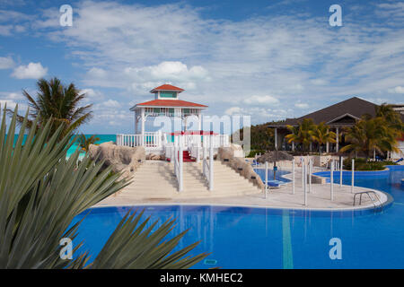 Santa Maria, Cuba - gennaio 31,2017: piscina in albergo Gaviota cayo santa maria.cuba industria principale è diventato viaggi e turismo. Foto Stock