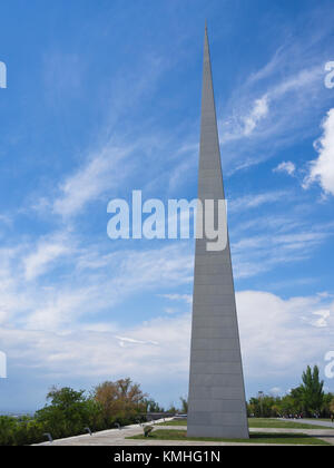 Patrimonio armeno, il genocidio memorial e museo, Tsitsernakaberd,sulla cima di una collina n Yerevan Armenia, close up della guglia Foto Stock