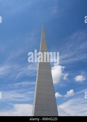 Patrimonio armeno, il genocidio memorial e museo, Tsitsernakaberd,sulla cima di una collina n Yerevan Armenia, close up della guglia Foto Stock