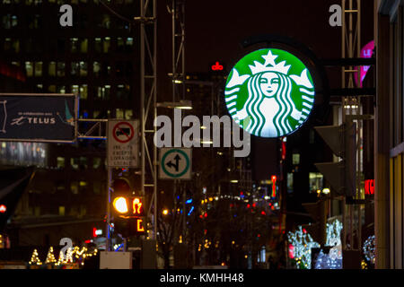 MONTREAL, CANADA - 23 DICEMBRE 2016: Logo Starbucks su un caffè Starbucks nel centro di Montreal, Quebec. Il marchio è uno dei leader del settore co Foto Stock