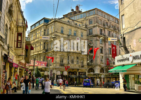 Angolo di strada vicino alla Torre di Galata a Istanbul, Turchia. Scena di strada mostra tipica architettura e stile di vita. Foto Stock