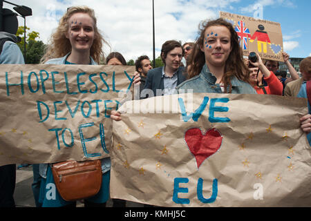 Due giovani donne con blu/oro stelle sulla faccia, con banner "Amiamo UE', 'irrimediabilmente dedicata alla Unione europea". Colorata e giovanile. Foto Stock