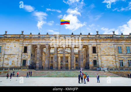 Bogotà, Colombia, 22 ottobre 2017: persone non identificate all'invio del campidoglio colombiano e congresso situato in Piazza Bolivar, Bogotà Foto Stock