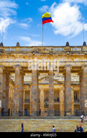 Bogotà, Colombia, 22 ottobre 2017: persone non identificate all'invio del campidoglio colombiano e congresso situato in Piazza Bolivar, Bogotà Foto Stock