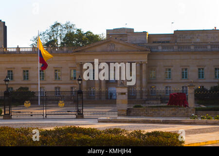 Bogotà, Colombia, 22 ottobre 2017: persone non identificate all'invio del campidoglio colombiano e congresso situato in Piazza Bolivar, Bogotà Foto Stock