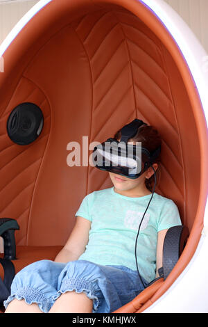 Bambina con la realtà virtuale auricolare Foto Stock