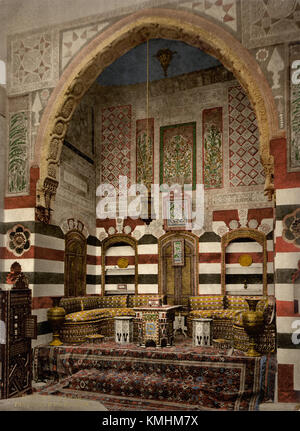 Questa fotografia del 1890 raffigura l'interno di una casa a Damasco, situata nella regione storica della Terra Santa. Offre uno sguardo sulla vita domestica di questa antica città durante la fine del XIX secolo. Foto Stock